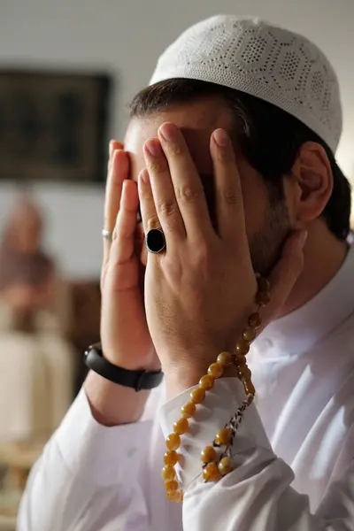 Taqiyah Giymiş Elinde Mishaba Duası Yapan Tanınmayan Müslümanların Dikey Yakın — Stok fotoğraf