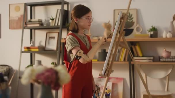 안경에 평온한 소녀의 동영상과 브러시를 그림을 배우고 집에서 여전히 생명을 — 비디오