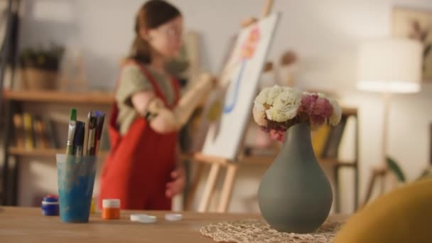Selective Focus Footage Caucasian Little Girl Glasses Painting Still Life — Stock Video