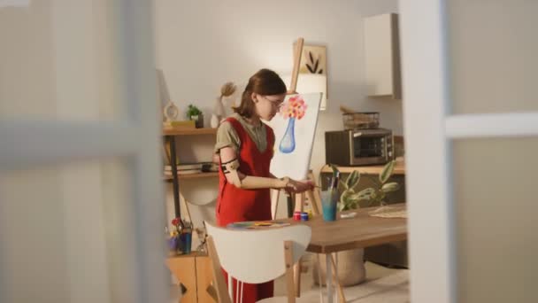 Przez Drzwi Nagrania Małej Białej Dziewczyny Protezą Ramienia Malowanie Wazonu — Wideo stockowe