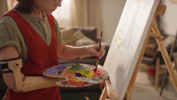 Side Tilt Footage Calm Caucasian Girl Painting Still Life Oil — Stock Video