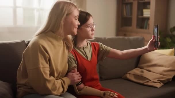 Kafkas Anne Küçük Kızının Evdeki Kanepede Otururken Cep Telefonunda Selfie — Stok video