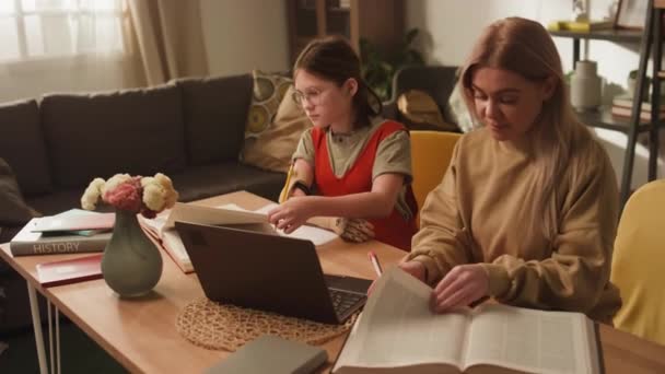 사전과 테이블에 앉아있는 장애와 그녀의 코카서스 어머니의 동영상 — 비디오