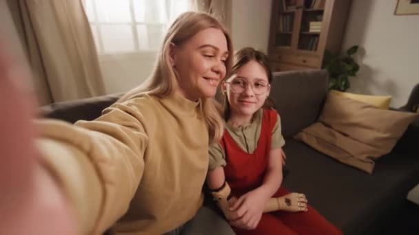 Pov Ugc Madre Caucásica Tomando Selfie Grabando Video Con Hija — Vídeo de stock