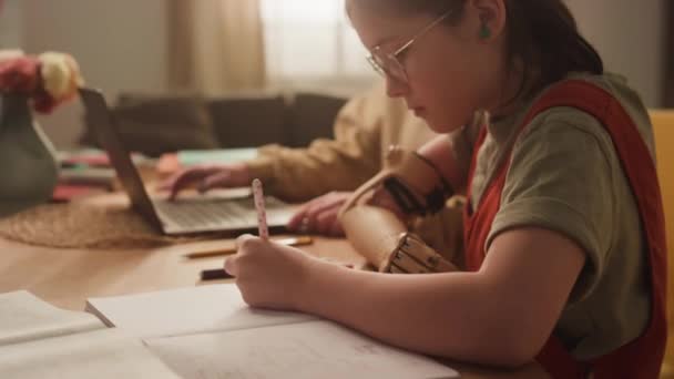바이오닉 부지런한 코카서스 여학생의 동영상 어머니 도움으로 교육을 — 비디오