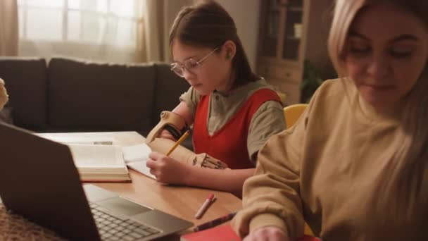 Bijkomende Beelden Van Kaukasisch Huisschoolmeisje Met Prothese Die Huiswerk Doet — Stockvideo