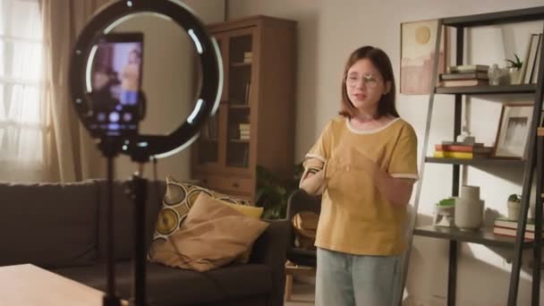 Evde Tek Başına Telefon Selfie Lambasını Kullanarak Sosyal Medya Için — Stok video