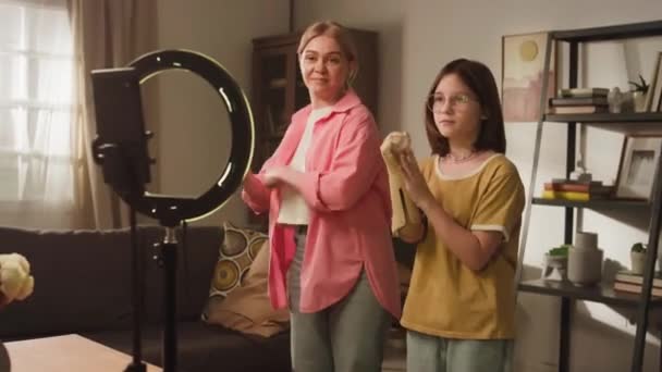 现代白人母亲和女儿的完整的中间镜头 在家里用圆形灯在手机上人为地记录时尚舞蹈的挑战 — 图库视频影像