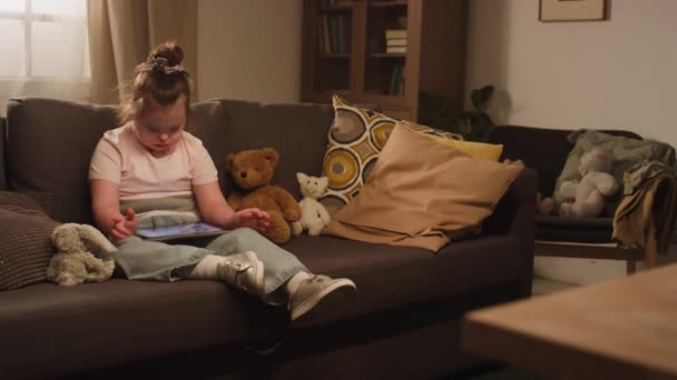 Filmagem Completa Pequena Criança Caucasiana Com Síndrome Sentada Sofá Assistindo — Vídeo de Stock