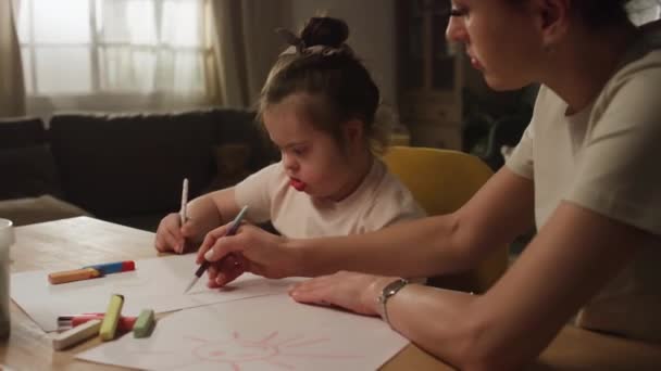 Kafkasyalı Annenin Küçük Sendromlu Kızıyla Zaman Geçirdiği Aile Içi Sanat — Stok video