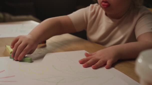 Przechylne Nagranie Małego Kaukaskiego Dziecka Zespołem Downa Rysujące Abstrakcyjne Linie — Wideo stockowe