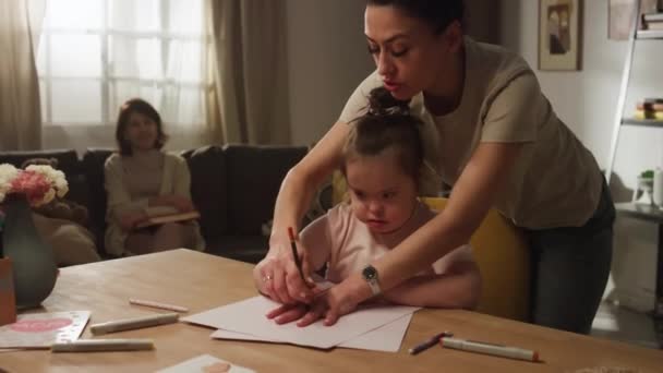 Olumlu Bir Annenin Büyükannesiyle Evde Vakit Geçirirken Elinde Elinde Sendromu — Stok video