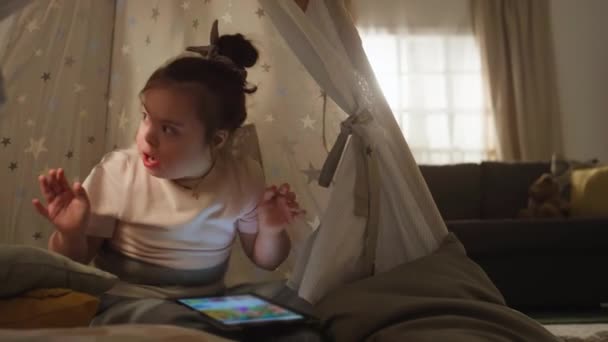 Kafkas Sendromlu Mutlu Kızın Tüm Görüntüleri Süslü Çadırda Oturuyor Çırpıyor — Stok video