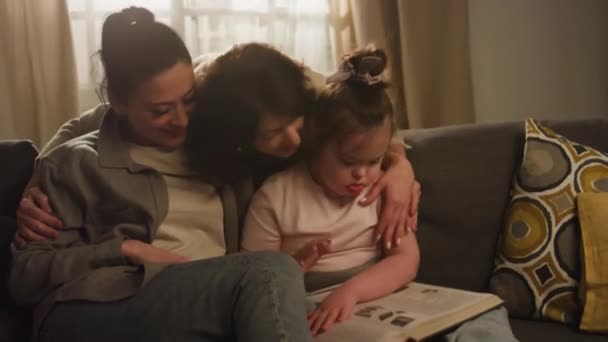 Full Mediumfilm Kaukasiska Mormor Kyssa Ner Hennes Syndrom Barnbarn Medan — Stockvideo