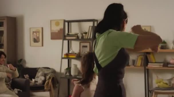 Kafkasyalı Mutlu Annenin Aktif Dans Öğretim Hareketlerinin Tam Orta Görüntüsü — Stok video