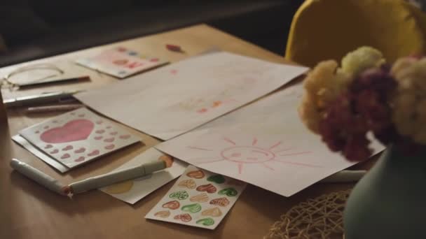 Nsanların Evdeki Vazolarda Renkli Kalemler Çiçekler Olan Masada Çoklu Güneş — Stok video