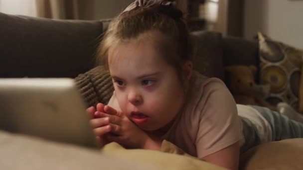 Närbild Liten Kaukasisk Uttråkad Flicka Med Ner Syndrom Funktionshinder Ligger — Stockvideo