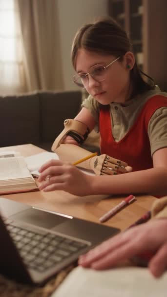 노트북 컴퓨터를 테이블에서 작업을 바이오닉 스마트 코카서스 홈스쿨러 소녀의 동영상 — 비디오