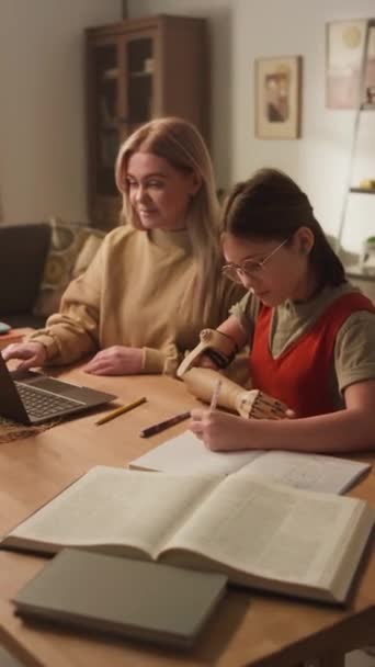돌보는 코카서스 어머니의 동영상 그녀의 지원하고 노트북을 사용하여 숙제를 — 비디오