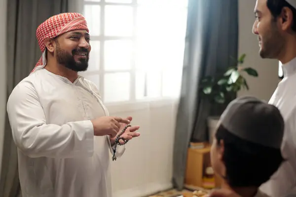 Joyeux Musulman Tenant Des Perles Prière Bavardant Avec Son Jeune — Photo