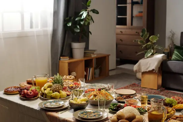 Keine Aufnahmen Von Wohnzimmerinnenraum Mit Einer Fülle Köstlicher Gerichte Auf — Stockfoto