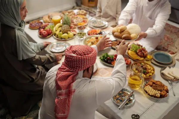 Vue Panoramique Jeune Homme Musulman Partageant Nourriture Avec Famille Lors — Photo