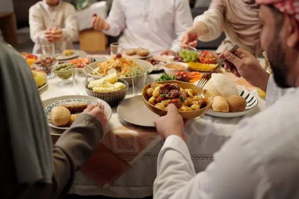 Selektiivinen Keskittyminen Yli Olkapään Laukaus Tunnistamaton Muslimi Perhe Istuu Juhlapöydässä — kuvapankkivalokuva