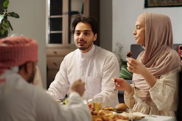 Sur Épaule Jeune Musulman Parlant Des Membres Famille Lors Dîner — Photo