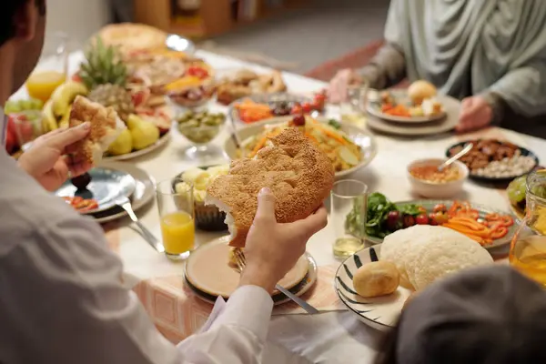 Hombre Musulmán Irreconocible Cenando Con Familia Tomando Pan Plano Uraza —  Fotos de Stock