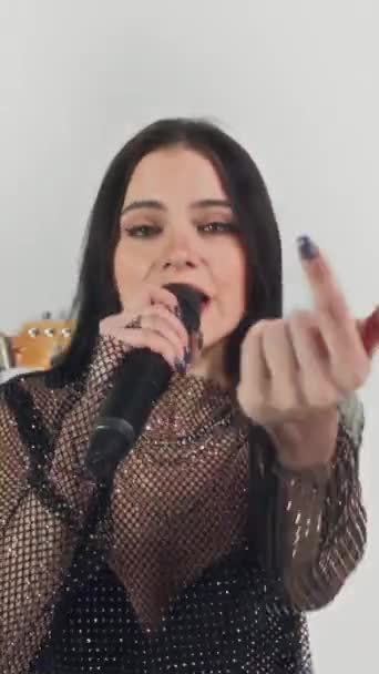 Imágenes Verticales Del Pecho Atractiva Vocalista Caucásica Banda Glam Rock — Vídeo de stock