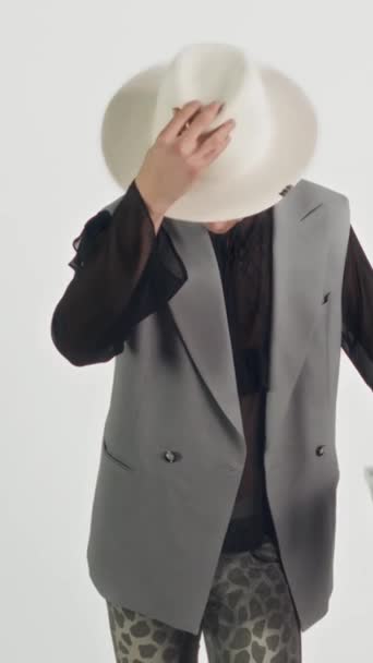Retrato Vertical Del Teclista Atrevido Caucásico Posando Sombrero Con Sintetizador — Vídeo de stock