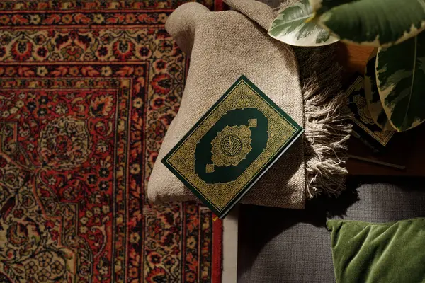 Shora Dolů Nikdo Nestřílel Svaté Knihy Koránu Zeleném Tvrdém Potahu — Stock fotografie