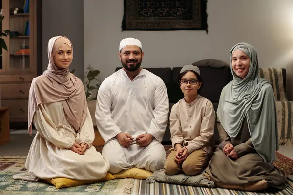 Müslüman Bir Grup Mutlu Erkek Kadın Çocuk Oturma Odasındaki Yastıklarda — Stok fotoğraf
