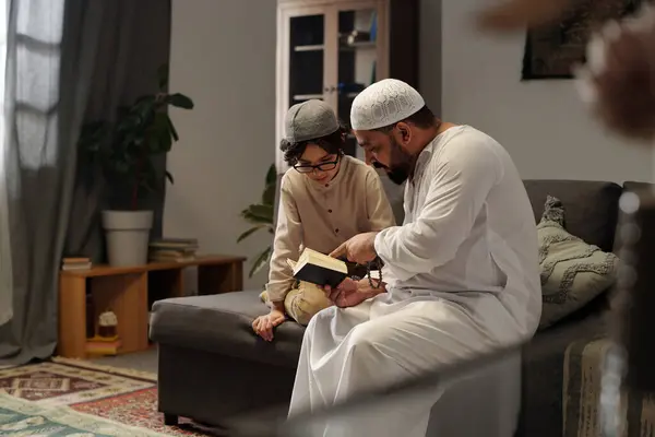 Kandora Giymiş Modern Sakallı Müslüman Bir Adam Oturma Odasında Oturmuş — Stok fotoğraf