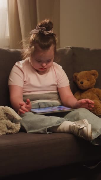 Filmagem Completa Vertical Pequena Criança Caucasiana Com Síndrome Sentada Sofá — Vídeo de Stock