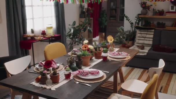完全なアーク メキシコの家の祝祭の夕食のテーブルのショットは 新鮮な花 サッティ 4つの設定 食べ物 飲み物 スナック 家族や休日の祝賀の準備ができています — ストック動画