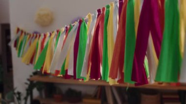 Cinco de Mayo 'yu kutlamak için Meksika' daki evde oturma odasını dekore eden ya da misafirler gelmeden önce çok renkli kurdelelerden çekilen kimse yok.