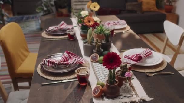 クローズアップハンドヘルド人形 メキシコの家で新鮮な花 ポテト 4つのプレート カトラリー フルーツレモネードドリンク パーティーのゲストの到着前に 夕食テーブルを撮影した人はいません — ストック動画