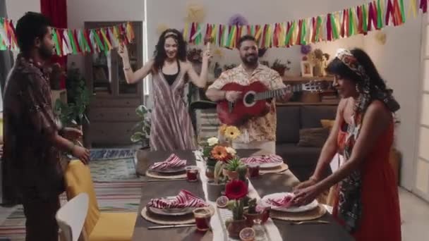 Ampliar Imagen Completa Cuatro Hombres Mujeres Mexicanos Felices Divirtiéndose Juntos — Vídeos de Stock