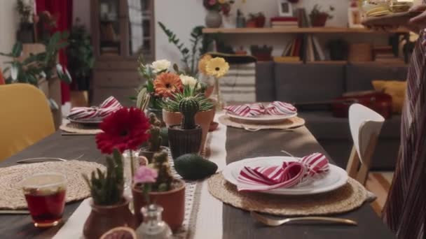 四位身份不明的男女朋友带着盘子 墨西哥传统食品 鸡尾酒到餐桌庆祝国庆 拍出了一张中等的动态照片 — 图库视频影像