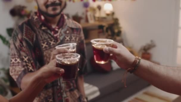 3人の認識できないヒスパニック系男性と女性の友人の手のクローズアップスローモショットは マルガリータカクテルでメガネを飲みながら 自宅での祝日を祝います — ストック動画