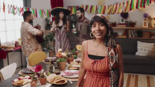 Средний Портрет Улыбающейся Мексиканской Девушки Голыми Плечами Платье Головном Шарфе — стоковое видео