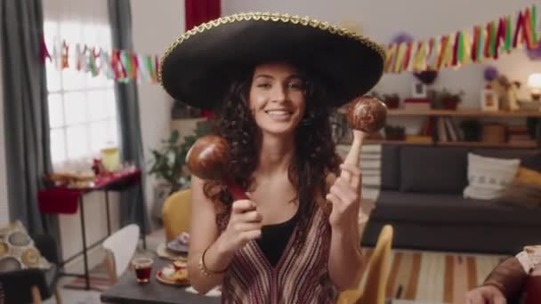 Mittlerer Zoom Portraitaufnahme Der Schönen Mexikanerin Sombrero Tanz Mit Maracas — Stockvideo