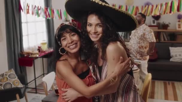 Średniej Jakości Portret Dwóch Pięknych Meksykańskich Lub Hiszpańskich Dziewczyn Jasnych — Wideo stockowe