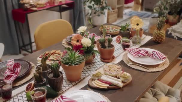 Orta Ölçekli Geleneksel Meksika Yemekleri Margarita Kokteylli Masaların Görüntüsü Yok — Stok video