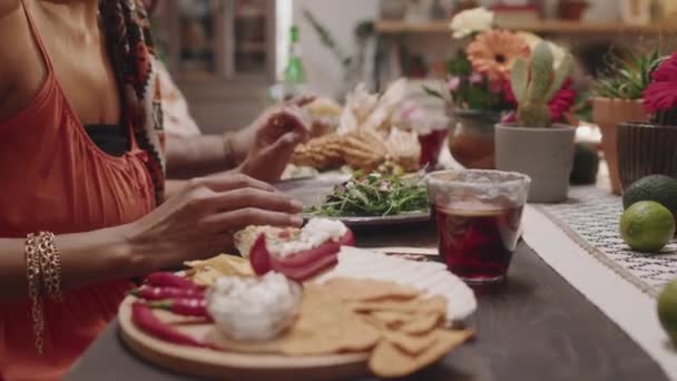 친구와 테이블에 앉아서 이야기 행사에 전통적인 요리와 음료를 즐기는 멕시코 — 비디오