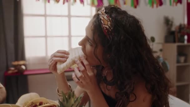 Střední Zblízka Záběr Mladé Mexické Ženy Sedí Stolu Přáteli Při — Stock video