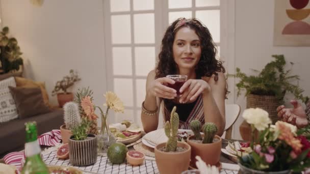 Siyah Dalgalı Saçlı Saç Bandı Takmış Elinde Margarita Kokteyli Karşısındaki — Stok video