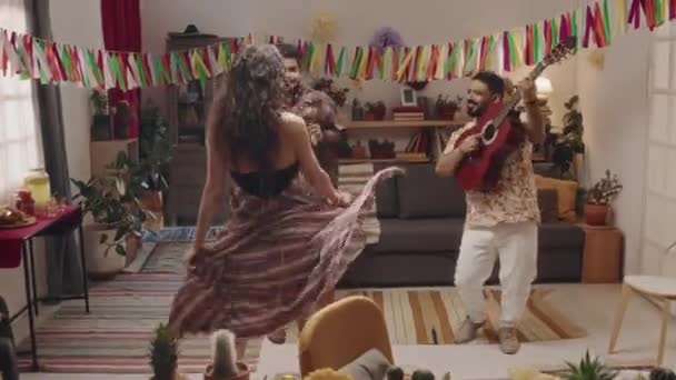 Cinco Mayo Kutlamaları Sırasında Evde Geleneksel Müzik Çalan Iki Meksikalı — Stok video