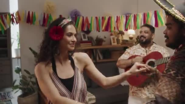 Mediumbilder Unga Mexikanska Par Kille Sombrero Hatt Lockig Flicka Klädd — Stockvideo